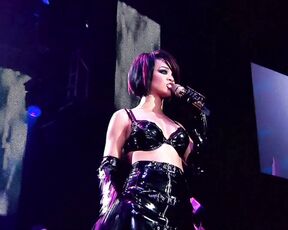 Rihanna - Umbrella (Live)