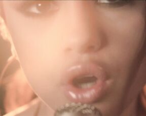 Selena Gomez & The Scene - Round & Round