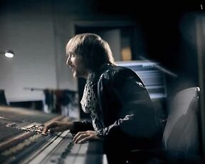 David Guetta feat. Chris Willis, Fergie & LMFAO - Getting Over You